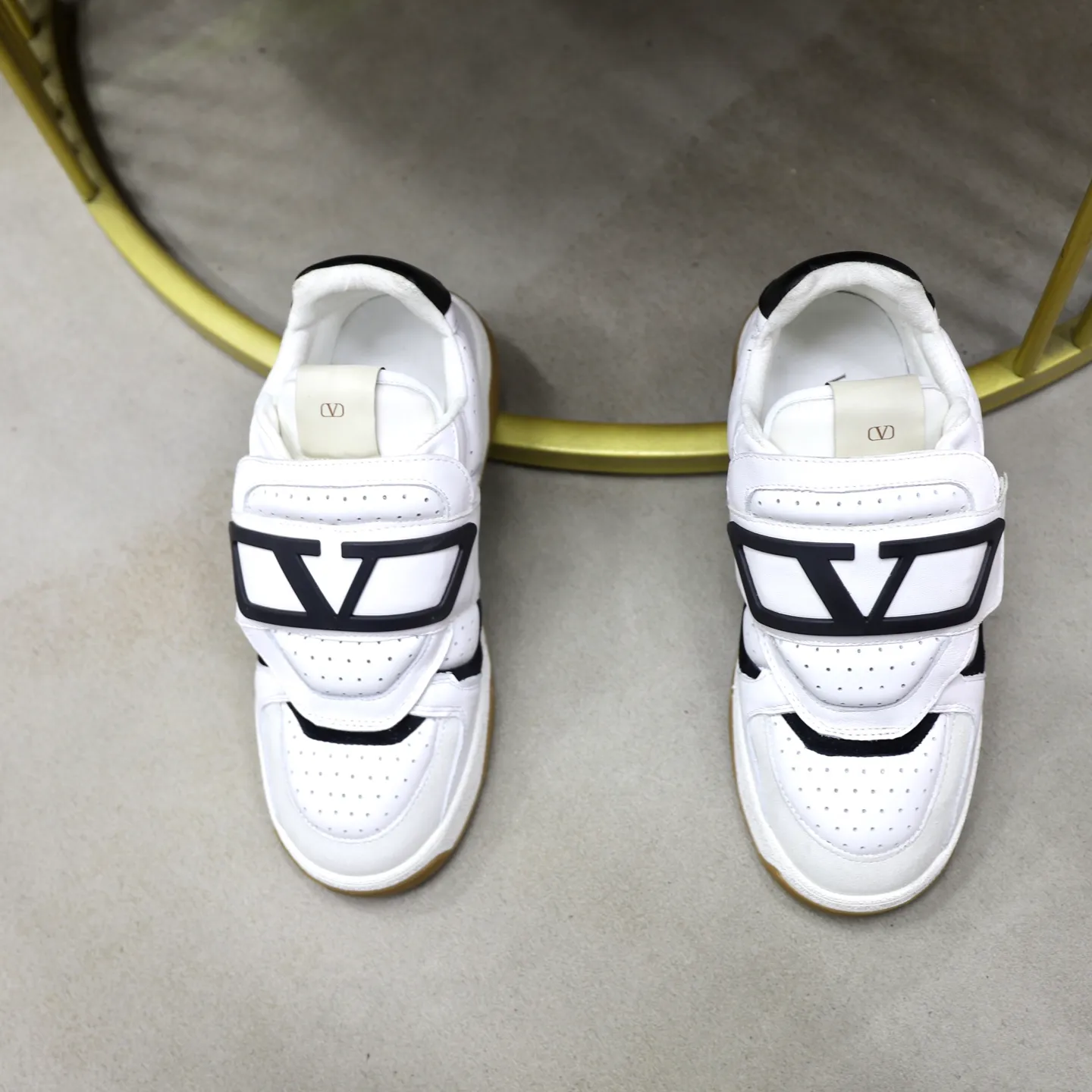 Ex-factory price: 520💰VALENTINO/Valentino Men's latest low-top thick-soled sports shoes are shipped. Made with heavy industry, men's fine casual sports shoes, versatile style. Original leather, rubber lines embellished with geometric segmented uppers, hand-stitched, novel and fashionable, rubber soles with details on the front and back, and the tongue is decorated with the Valentino Garavani Logo, which is comfortable, breathable and durable! Comes with full original packaging! Code number: 38-39-40-41-42-43-44 (45, 46 can be customized)